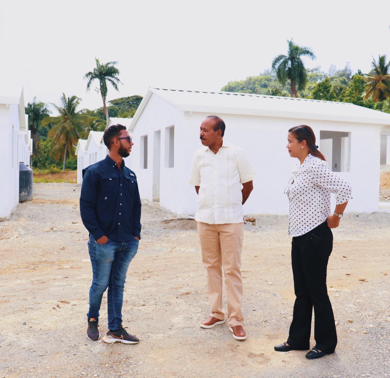 Alcalde Montás realiza visita a 50 casitas ecológicas para damnificados de La Marina, destaca avance de trabajos