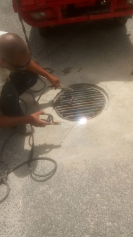 Ayuntamiento San Cristóbal coloca tapas metálicas en el sistema de alcantarillado de la ciudad