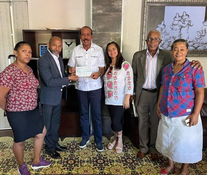 Pastor Víctor Martínez recibe 500 mil pesos del alcalde José Montás para terminación trabajos Iglesia Luz de Sión