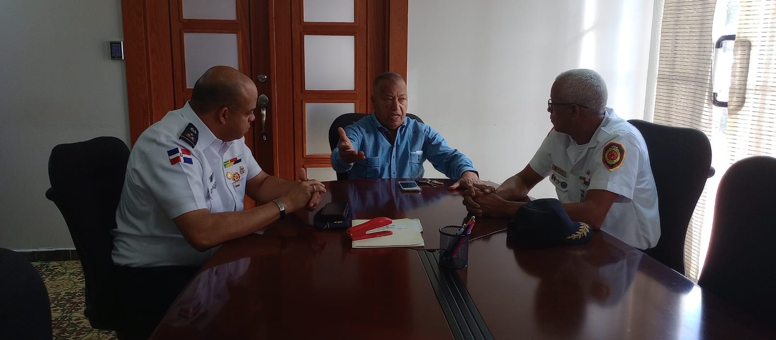 Alcalde Nelson de la Rosa garantiza apoyo Cuerpo de Bomberos de San Cristóbal