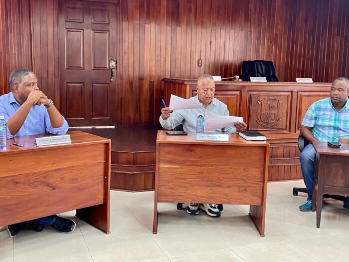 Alcalde Nelson de la Rosa junto a los regidores Manuel Ramírez y Arcadio Rosario.