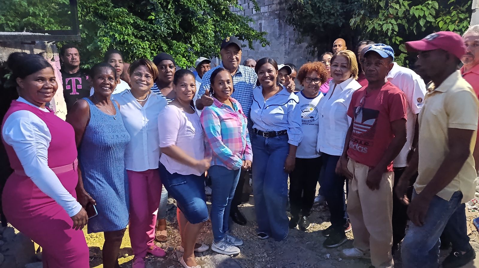 Ayuntamiento Municipal construirá badenes y contenes en La Suiza y saneara cañada en Pueblo Nuevo de San Cristóbal