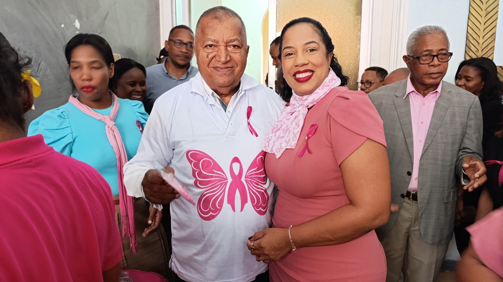 Alcalde Nelson de la Rosa comparte en actividad del ayuntamiento con motivo al mes de la Prevención contra el Cancer de Mama