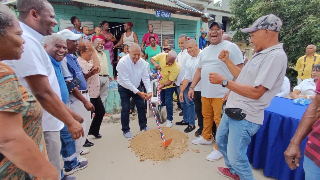 Con aplausos y vítores residentes sectores Nueva Esperanza y Narciso González reciben inicio construcción aceras y contenes