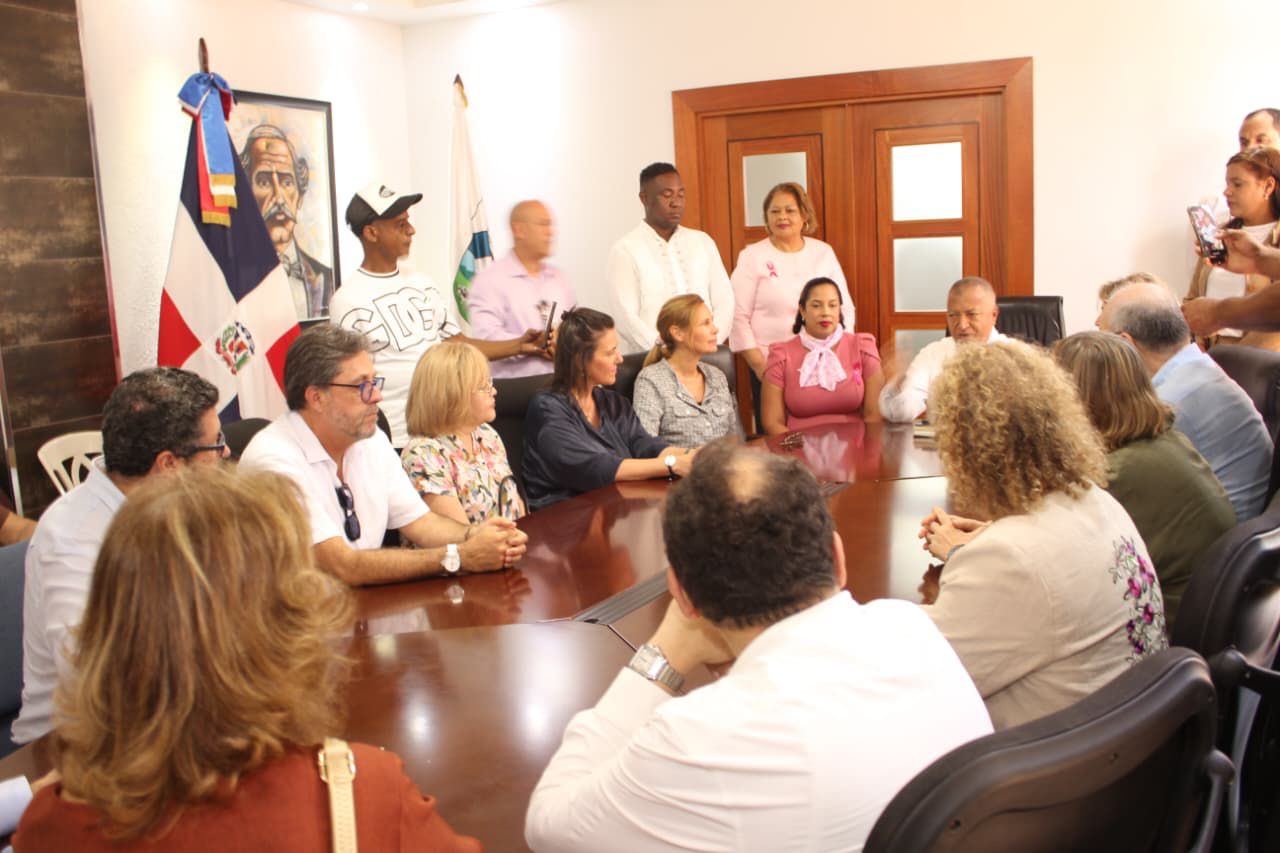 Embajadores de 14 países realizan histórica visita al Ayuntamiento San Cristóbal, tuvieron coloquio con alcalde Nelson de la Rosa